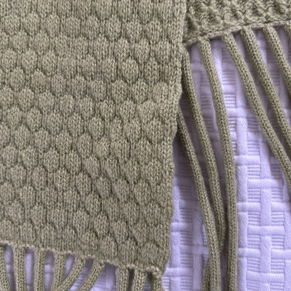 Green knit scarf with fringes. - Picture 2 of 3